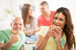 chica comiendo pizza foto