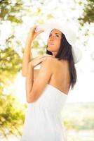 hermosa mujer con sombrero blanco para el sol foto