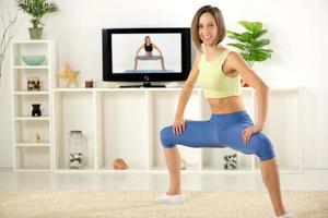 mujer haciendo ejercicio frente a la tv foto