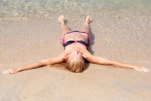 mujer joven en la playa foto