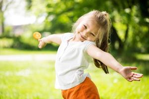 niña en el parque foto