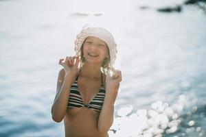 jovencita divirtiéndose en la playa foto