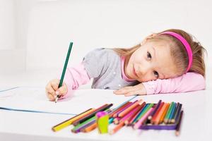 niña con lápices de colores foto