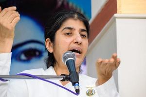 nueva delhi, india, 16 de octubre de 2022 - bk shivani durante la sesión de meditación, shivani verma, más conocida como bk shivani, es maestra en el movimiento espiritual de yoga y meditación brahma kumaris de la india foto