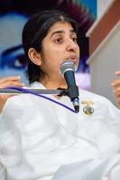 nueva delhi, india, 16 de octubre de 2022 - bk shivani durante la sesión de meditación, shivani verma, más conocida como bk shivani, es maestra en el movimiento espiritual de yoga y meditación brahma kumaris de la india foto