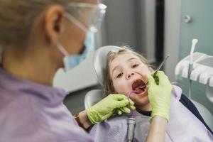 niña en la oficina de dentistas foto