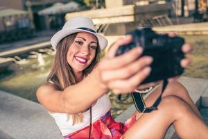 hermosa chica tomando una selfie foto