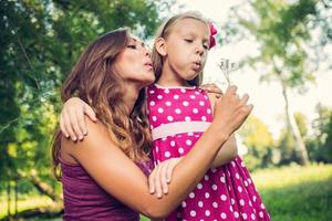 madre e hija en el parque foto