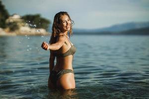 mujer divirtiéndose en la playa foto