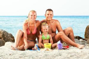 familia feliz en la playa foto