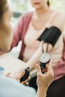 primer plano de un control de la presión arterial foto