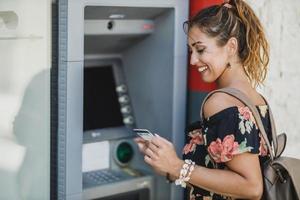 mujer usando cajero automático foto