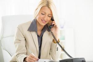 mujer de negocios llamando a la oficina foto