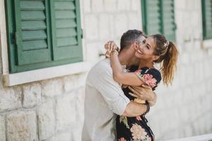 pareja enamorada abrazándose y disfrutando de las vacaciones de verano foto