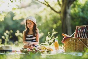 niña disfrutando de un día en la naturaleza en un picnic foto