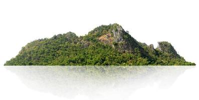 colina de montaña rocosa con bosque verde aislado sobre fondo blanco foto