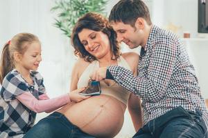 familia feliz esperando un nuevo bebé foto