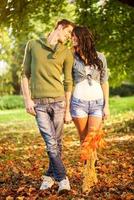 joven pareja enamorada en el parque foto