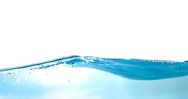 olas de agua clara. Salpicaduras de onda azul agua aislado sobre fondo blanco. olas de agua clara. ondas de agua y burbujas de aire aisladas sobre fondo blanco. foto