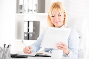 mujer de negocios trabajando en oficina foto