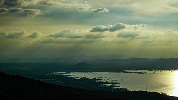 montañas, cielo y turbinas de presa que generan electricidad vista aérea de la presa lam ta khlong en tailandia foto