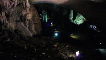 cavernas, aventura subterrânea, turista video