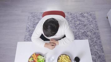 problema de obesidade. fazer uma dieta. a criança obesa em dieta prefere comer salada em vez de batatas fritas. video