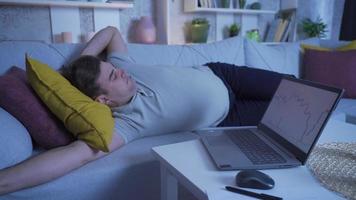 de man vem följer de crypto utbyta vaknar upp från sömn och vinner. de man vem har vann i hans sömn och har Gjort väl vaknar upp och utseende på de bärbar dator och gläds. video