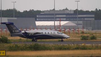 frankfurt am main, alemanha 19 de julho de 2017 - airgo private airline piaggio p180 avanti d ivin antes de decolar na pista 18 fraport, frankfurt, alemanha video