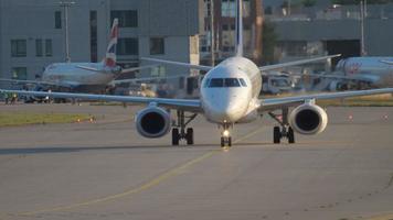 frankfurt am main, alemanha 20 de julho de 2017 - british airways embraer erj 190 g lcyv, taxiando para a pista 18. fraport, frankfurt, alemanha video