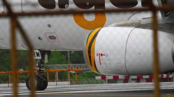 Phuket, Tailandia 26 de noviembre de 2017 - tigerair airbus a320 9v trw rodando hasta el inicio en el aeropuerto de phuket. playa mai khao video