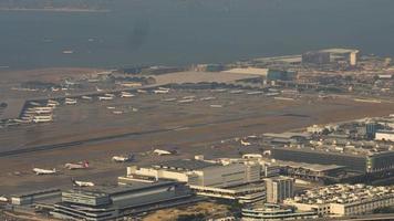 hong kong 09. november 2019 - luftbildzeitraffer des internationalen flughafens hong kong chek lap kok, blick von der insel lantau video