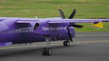 dusseldorf, alemania 23 de julio de 2017 - de havilland canada dash 8 400 de flybe taxi a la pista antes de la salida del aeropuerto de dusseldorf, alemania video