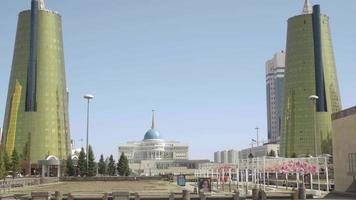 astana, kazakhstan 26 avril 2017 - le centre de la nouvelle astana, baiterek, la capitale du kazakhstan. préparation de l'exposition mondiale expo 2017 video