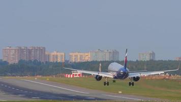 Moscou, Federação Russa, 12 de setembro de 2020 - Boeing 777 Aeroflot Airlines aterrissando no Aeroporto Internacional de Sheremetyevo, Moscou