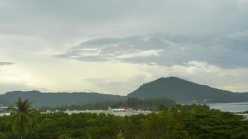 phuket, thailand 14. november 2019 - panoramischer zeitraffer internationaler flughafen phuket und seine umgebung. video