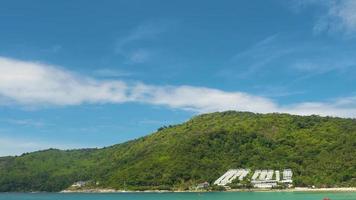 timelapse du paysage. plage de nai harn, phuket, thaïlande video