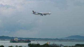 Changi, Singapur 25. November 2018 - Singapore Airlines Airbus A330 im Anflug, mit Wolkenbruch und Kondensation, vor der Landung am Flughafen Changi, Singapur video