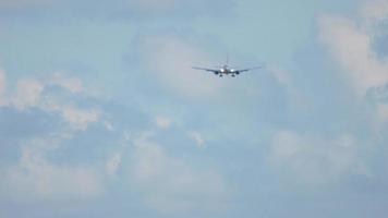 avion en approche avant d'atterrir sur la piste 18r. aéroport d'amsterdam, pays-bas video