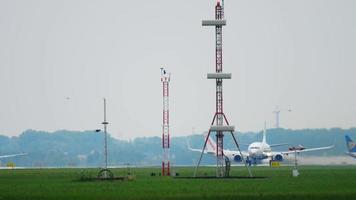 amsterdam, nederländerna 25 juli 2017 - transavia boeing 737 accelererar före avgång vid bana 24 kaagbaan. shiphol flygplats, amsterdam, holland video