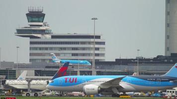 amsterdam, il Olanda luglio 25, 2017 - tui volare sognatore boeing 787 ph tfm e klm Asia boeing 777 rimorchio per servizio, nave aeroporto, amsterdam, Olanda video