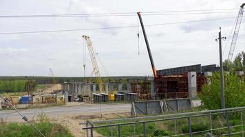 Novosibirsk regio, Russisch federatie mei 25, 2019 - spoorweg brug over- inya rivier, zijrivier van de ob rivier. visie van de venster van de buitenwijk trein video