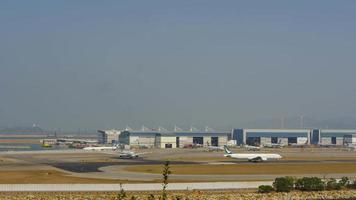 hong kong 09 november 2019 - timelapse van de internationale luchthaven chek lap kok van hong kong, uitzicht vanaf het eiland lantau video