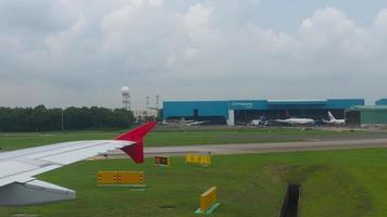 changi, singapur 22 de noviembre de 2018 - terminal 4 en el aeropuerto de changi vista desde el avión de rodaje airasia, aviones estacionados cerca de la terminal. video