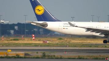 frankfurt am main, alemania 21 de julio de 2017 - lufthansa airbus a330 d aiki turno para comenzar antes de la salida. fraport, frankfurt, alemania video