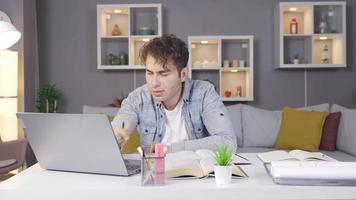 gelukkig moeder zoon. naar de jong Mens aan het studeren, zijn moeder brengt water en wensen hem goed. video