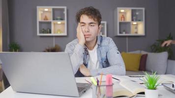 stressato adolescente ha guaio studiando. a casa, il giovane uomo pause lontano a partire dal studiando, e il suo madre arriva e avverte lui con attenzione. video