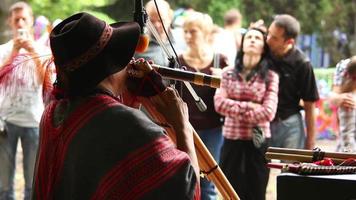 Mens Toneelstukken de inheems Amerikaans instrumenten video