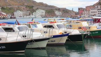 Bucht mit Booten, Boote auf dem Fluss video