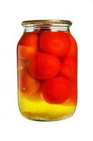 tomates en escabeche en un frasco de vidrio aislado sobre fondo blanco. comidas enlatadas foto